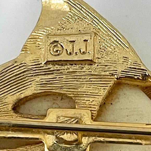 Vintage J.J. Brooch Fish Jonette Jewelry Company Gold tone Cream Signed Jewelry - Picture 4 of 9